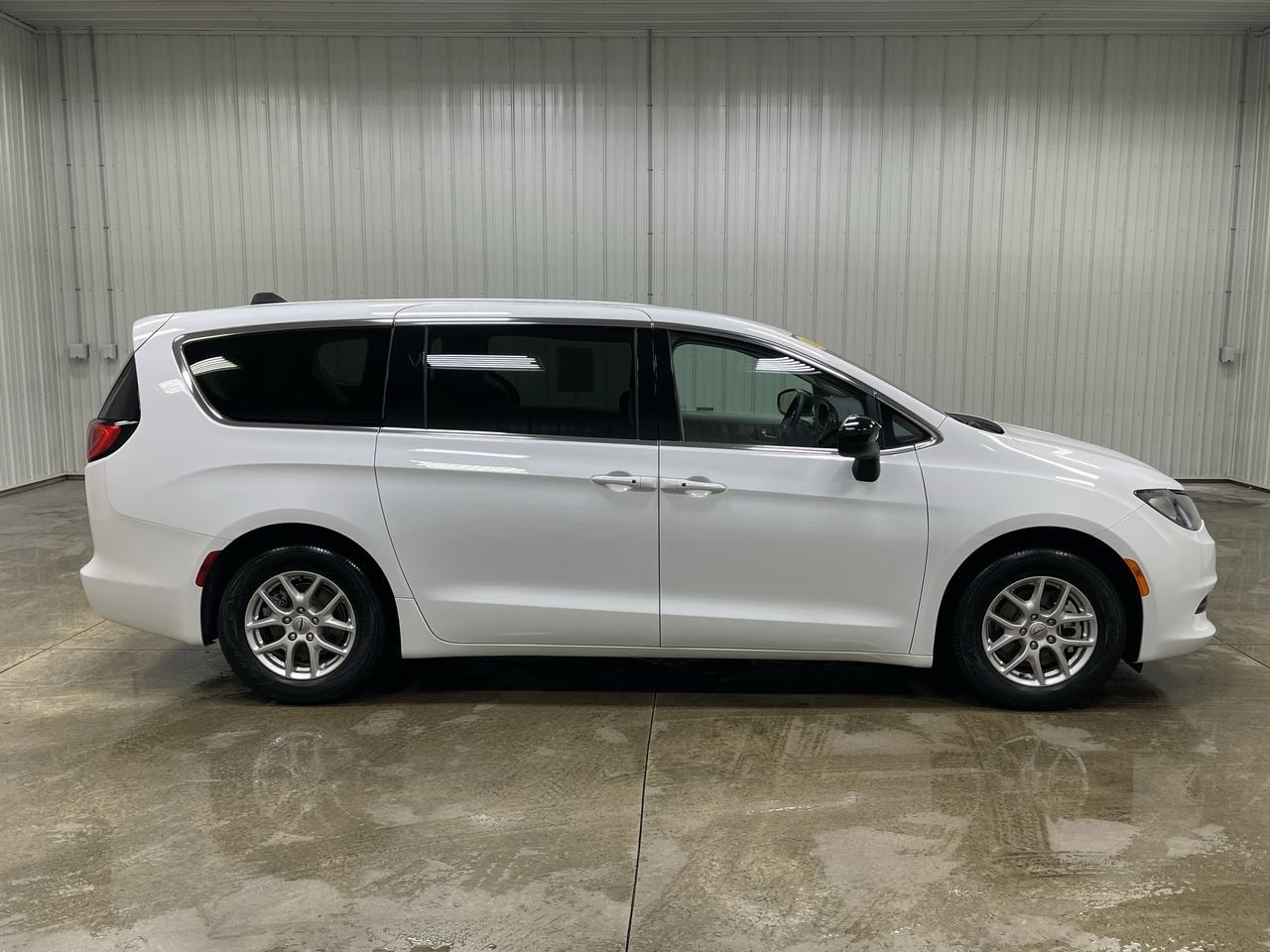 2024 Chrysler Voyager LX